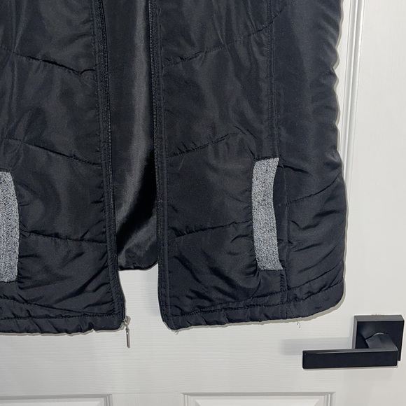 🩶 3/$15 🩶 Black Puffer Vest - Picture 2 of 6